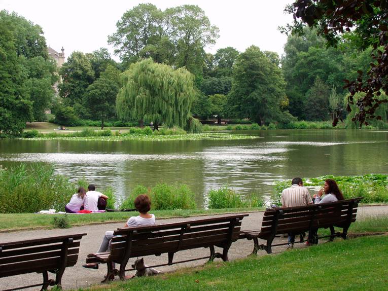 Blick auf den künstlichen Teich im Maschpark